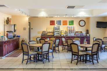 هتل Comfort Inn & Suites Airport Convention Center