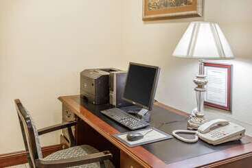 هتل Comfort Inn & Suites Airport Convention Center