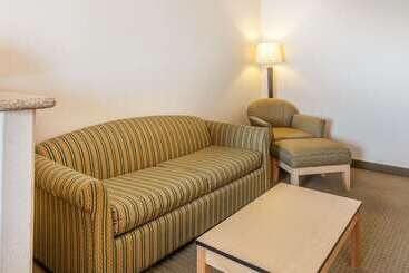 هتل Comfort Inn & Suites Airport Convention Center