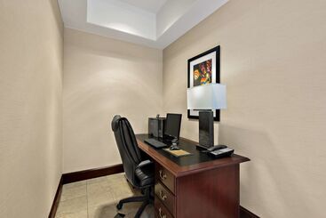 هتل Comfort Inn & Suites Airport Convention Center