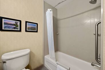 هتل Comfort Inn & Suites Airport Convention Center