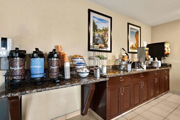 هتل Comfort Inn & Suites Airport Convention Center