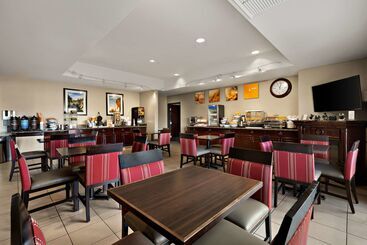 هتل Comfort Inn & Suites Airport Convention Center