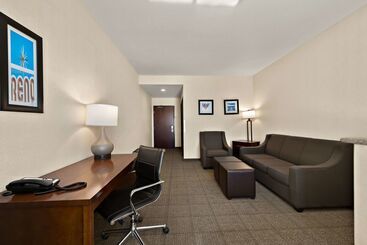 هتل Comfort Inn & Suites Airport Convention Center