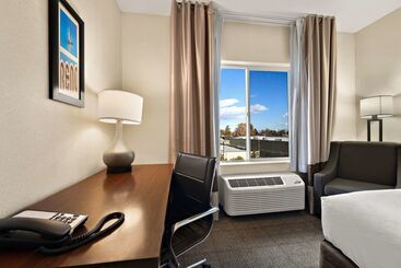 هتل Comfort Inn & Suites Airport Convention Center