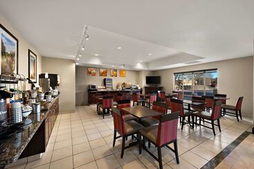 هتل Comfort Inn & Suites Airport Convention Center