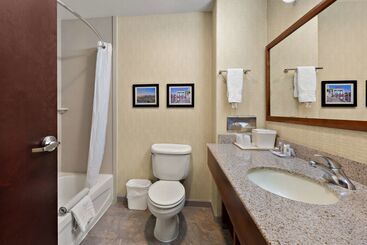 هتل Comfort Inn & Suites Airport Convention Center