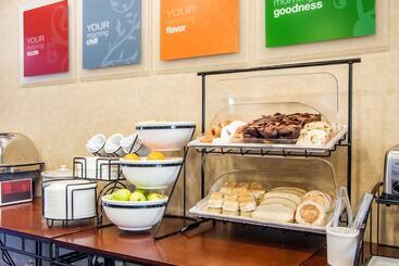 هتل Comfort Inn & Suites