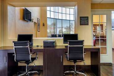 هتل Comfort Inn & Suites Near Universal  N. Hollywood  Burbank
