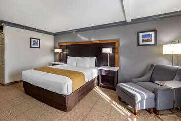 هتل Comfort Inn & Suites Near Universal  N. Hollywood  Burbank