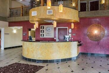 هتل Comfort Suites Airport