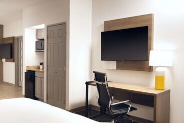هتل Comfort Suites Milwaukee Airport