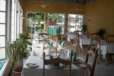 هتل Coral Seas Beach Resort