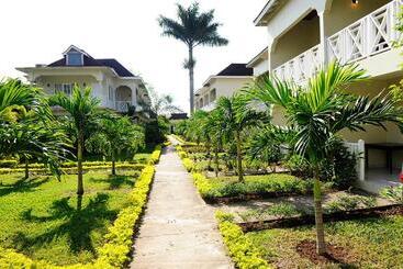 هتل Coral Seas Beach Resort