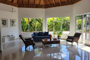 هتل Coral Seas Beach Resort