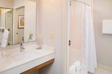 هتل Courtyard By Marriott West Palm Beach Airport