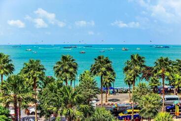 هتل Crown Pattaya Beach