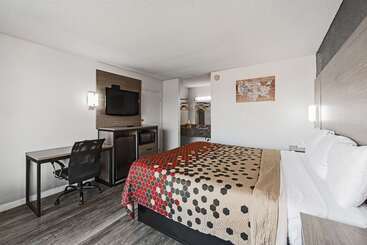 هتل Econo Lodge Inn & Suites Near Bricktown