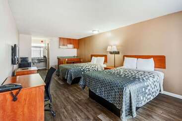 هتل Econo Lodge Inn & Suites Near Bricktown