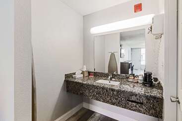 هتل Econo Lodge Inn & Suites Near Bricktown