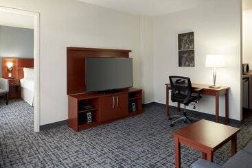 هتل Fairfield Inn & Suites By Marriott Montreal Airport