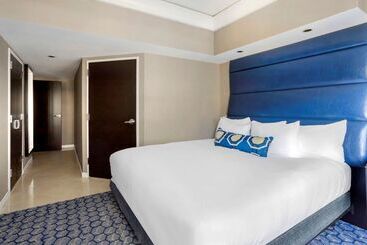هتل The Hilton Club   New York
