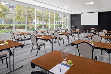 هتل Holiday Inn Express Dubai Internet City, An Ihg