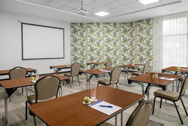 هتل Holiday Inn Express Dubai Safa Park, An Ihg