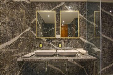 هتل Hrj Sarovar Portico Indore