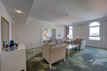 هتل Millennium Lakeview