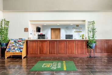 هتل Quality Suites Kansas City International Airport