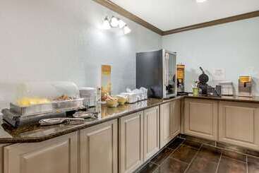 هتل Quality Suites Kansas City International Airport