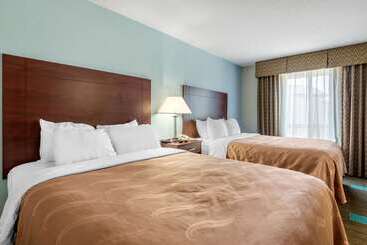 هتل Quality Suites Kansas City International Airport