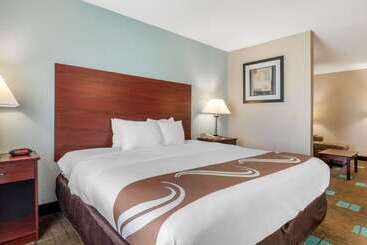 هتل Quality Suites Kansas City International Airport