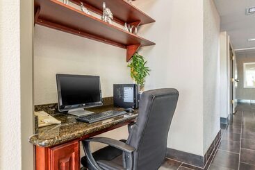 هتل Quality Suites Kansas City International Airport