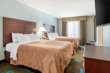 هتل Quality Suites Kansas City International Airport