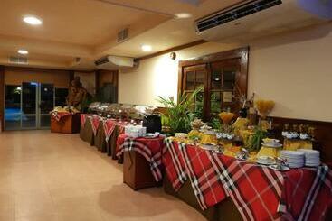هتل The Oasis Beach Resort