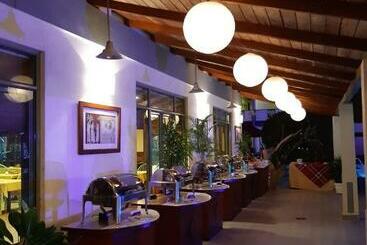 هتل The Oasis Beach Resort