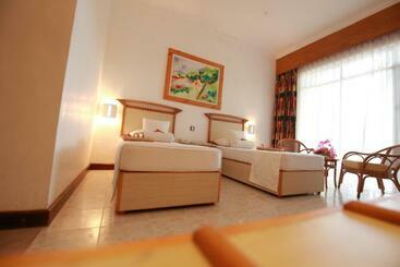 هتل The Oasis Beach Resort