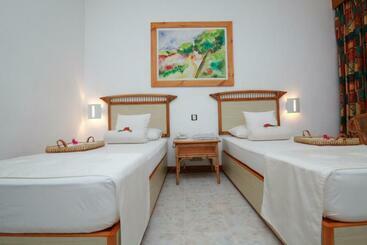 هتل The Oasis Beach Resort