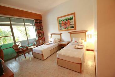 هتل The Oasis Beach Resort