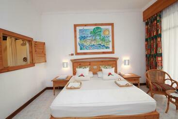 هتل The Oasis Beach Resort