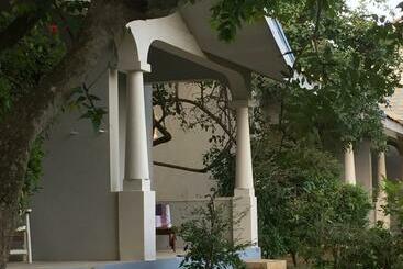 هتل The Oasis Beach Resort