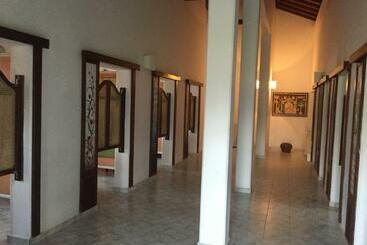 هتل The Oasis Beach Resort