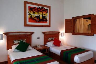 هتل The Oasis Beach Resort