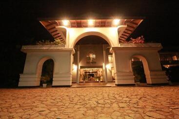 هتل The Oasis Beach Resort