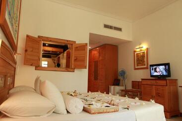 هتل The Oasis Beach Resort