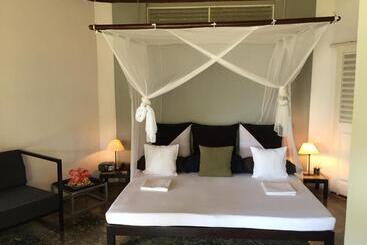 هتل The Oasis Beach Resort
