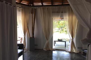 هتل The Oasis Beach Resort