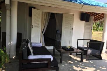 هتل The Oasis Beach Resort